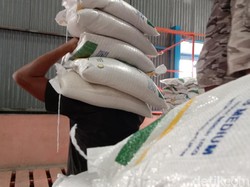 Penerima Beras Bantuan Didominasi Warga Pusat Kota Indramayu