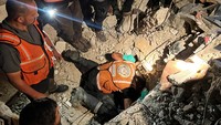 Potret Tim Penyelamat Kerja Siang-Malam Cari Korban Serangan Israel