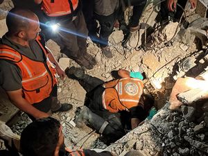 Potret Tim Penyelamat Kerja Siang-Malam Cari Korban Serangan Israel