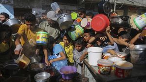Potret Warga Gaza Antre Makanan di Tengah Perang