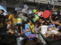Potret Anak-anak di Jalur Gaza Bawa Ember-Panci Demi Dapat Makanan
