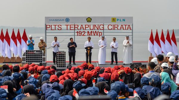 Momen Jokowi Resmikan PLTS Cirata Terbesar di Asia Tenggara