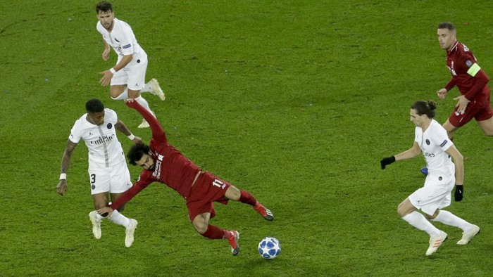 Paris Saint-Germains French defender Presnel Kimpembe(L) vies with Liverpools Egyptian forward Mohamed Salah during the UEFA Champions League Group C football match between Paris Saint-Germain (PSG) and Liverpool FC at the Parc des Princes stadium, in Paris, on November 28, 2018. (Photo by Geoffroy VAN DER HASSELT / AFP)