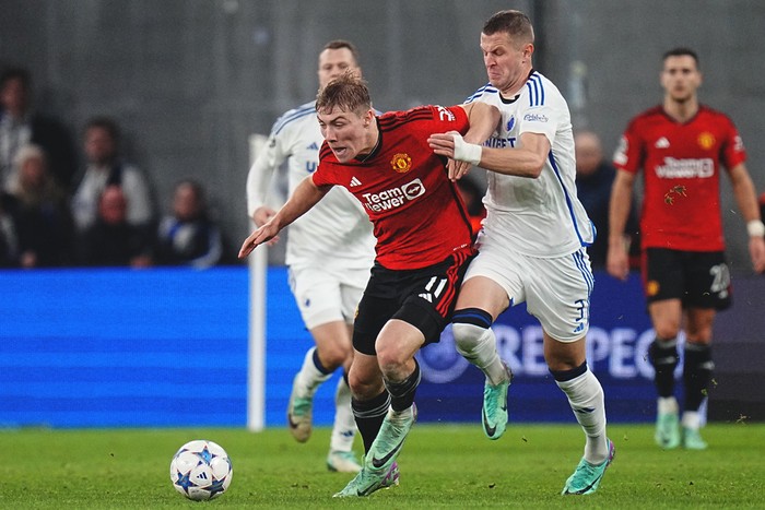 FC Copenhagens Denis Vavro, right, and Manchester Uniteds Rasmus Hojlund, left, challenge for the ball during the Champions League Group A soccer match between FC Copenhagen and Manchester United in Copenhagen, Denmark, Wednesday, Nov. 8, 2023. (Liselotte Sabroe/Ritzau Scanpix via AP)