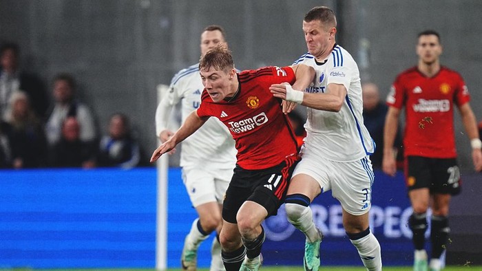 FC Copenhagens Denis Vavro, right, and Manchester Uniteds Rasmus Hojlund, left, challenge for the ball during the Champions League Group A soccer match between FC Copenhagen and Manchester United in Copenhagen, Denmark, Wednesday, Nov. 8, 2023. (Liselotte Sabroe/Ritzau Scanpix via AP)