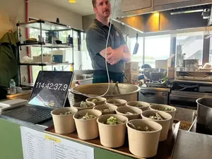 Gokil! Chef Ini Pecahkan Marathon Memasak Selama Hampir 120 Jam