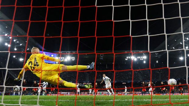Soccer Football - Champions League - Group D - FC Salzburg v Inter Milan - Red Bull Arena Salzburg, Salzburg, Austria - November 8, 2023 Inter Milan's Lautaro Martinez scores their first goal from the penalty spot REUTERS/Leonhard Foeger     TPX IMAGES OF THE DAY