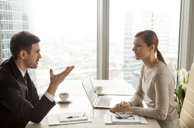 Perempuan dan pria sedang berbincang