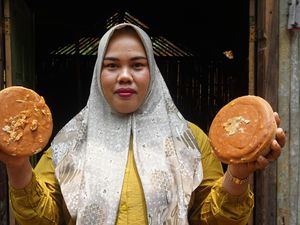 Sulap Nira Kelapa Jadi Gula Merah, Wanita Ini Raup Omzet Rp 12 Juta/Bulan Sulap Nira Kelapa Jadi Gula Merah, Wanita Ini Raup Omzet Rp 12 Juta/Bulan