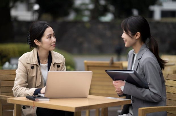 Dua perempuan sedang berbicara