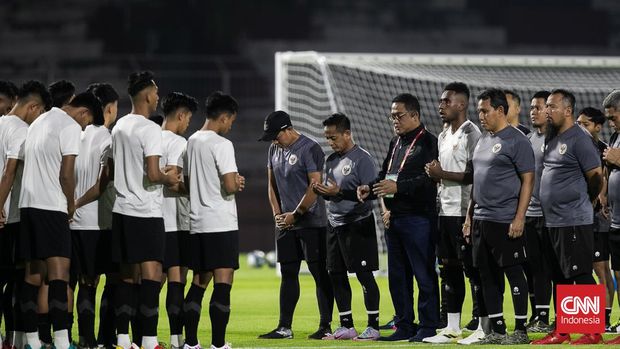 Sesi Latihan Timnas Indonesia U-17 Pemain Timnas Indonesia U-17 menjalani sesi latihan di Stadion Gelora 10 November, Surabaya, Jawa Timur, Kamis (9/11/2023). Indonesia vs Ekuador akan digelar di Stadion Gelora Bung Tomo, Jumat (10/11/2023). Pertandingan itu kickoff pada pukul 19.00 WIB. (CNN Indonesia/Adi Ibrahim)