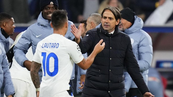 Inter Milans head coach Simone Inzaghi, right, congratulates Inter Milans Lautaro Martinez after the group D Champions League soccer match between Salzburg and Inter Milan in Salzburg, Austria, Wednesday, Nov. 8, 2023. Inter won 1-0. (AP Photo/Petr David Josek)