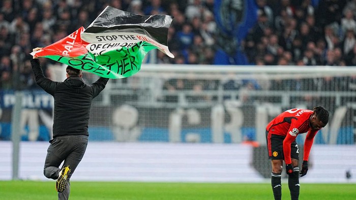 Soccer Football - Champions League - Group A - FC Copenhagen v Manchester United - Telia Parken, Copenhagen, Denmark - November 8, 2023  A pitch invader runs with a Palestinian flag amid the ongoing conflict between Israel and the Palestinian Islamist group Hamas  Liselotte Sabroe/Ritzau Scanpix via REUTERS        ATTENTION EDITORS - THIS IMAGE WAS PROVIDED BY A THIRD PARTY. DENMARK OUT. NO COMMERCIAL OR EDITORIAL SALES IN DENMARK.