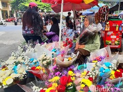 Sosok Sumiati yang Beri Warna Hari Wisuda Mahasiswa Unpad