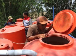 Hempas Lumut! Begini Cara Cuci Toren Air Sendiri Di Rumah