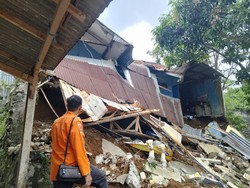 Tebing Setinggi 18 Meter di Kota Bogor Longsor, 2 Rumah Warga Rusak