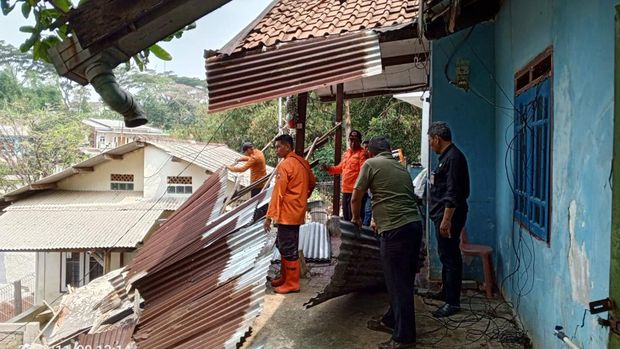 Tebing setinggi 18 meter di Bogor Selatan, Kota Bogor longsor timpa rumah warga.