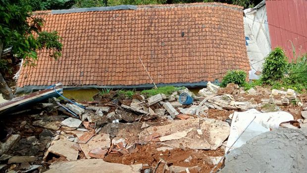 Tebing setinggi 18 meter di Bogor Selatan, Kota Bogor longsor timpa rumah warga.