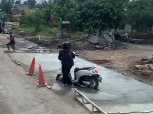 Pemotor Emak-emak Terobos Jalan Baru Dicor, Endingnya Nyangkut Pemotor Emak-emak Terobos Jalan Baru Dicor, Endingnya Nyangkut