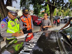 Dishub Ancam Gembosi Ban Kendaraan Parkir Liar di Pelabuan Sanur Dishub Ancam Gembosi Ban Kendaraan Parkir Liar di Pelabuan Sanur