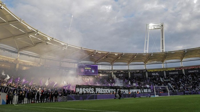 Touluses fans wave during the French L1 football match between Toulouse (TFC) and Le Havre (HAC) at Stadium TFC in Toulouse, southwestern France, on November 5, 2023. (Photo by Charly TRIBALLEAU / AFP)