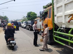 Kurang Konsentrasi, Truk Tabrak 5 Kendaraan di Parung Bogor