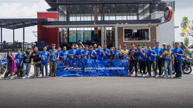 Yamaha Indonesia mengajak konsumen dan komunitas berkendara R15 Series menyusuri jalur beraspal berkelok-kelok di kaki gunung Merapi pada Minggu (29/10/2023) dalam aktivitas blu cru.