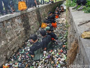 Keseruan Pandawara Ajak Relawan Bersihkan Selokan di Baleendah