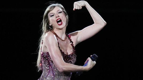Aksi Panggung Taylor Swift di Konser Eras Tour Argentina