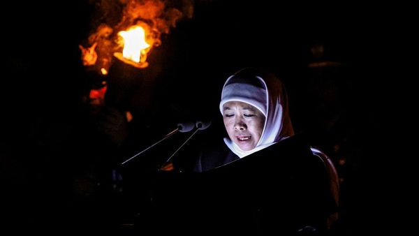 Momen Khofifah Pimpin Apel Kehormatan di Hari Pahlawan