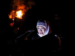 Momen Khofifah Pimpin Apel Kehormatan di Hari Pahlawan