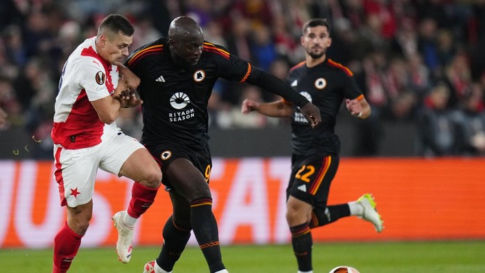 Slavias Tomas Holes, left, challenges Romas Romelu Lukaku during the Europa League group G soccer match between Slavia Praha and AS Roma at the Fortuna arena in Prague, Czech Republic, Thursday, Nov. 9, 2023. (AP Photo/Petr David Josek)