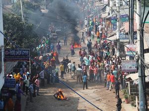 Buruh Garmen Bangladesh Demo Tuntut Upah Naik, Berakhir Rusuh Buruh Garmen Bangladesh Demo Tuntut Upah Naik, Berakhir Rusuh