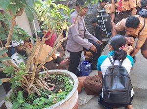 Belasan Siswi SMP Kesurupan Saat Upacara Hari Pahlawan Belasan Siswi SMP Kesurupan Saat Upacara Hari Pahlawan