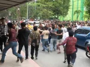 Bentrok Mahasiswa Pecah di UINSU! Bentrok Mahasiswa Pecah di UINSU!