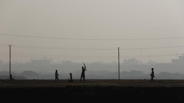 Warga India Masih Asyik Main Kriket di Tengah Kepungan Polusi Udara