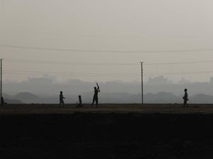 Warga India Masih Asyik Main Kriket di Tengah Kepungan Polusi Udara