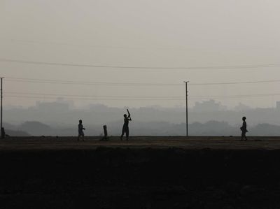 Warga India Masih Asyik Main Kriket di Tengah Kepungan Polusi Udara