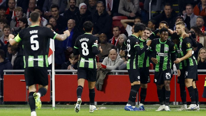 Soccer Football - Europa League - Group B - Ajax Amsterdam v Brighton & Hove Albion - Johan Cruijff Arena, Amsterdam, Netherlands - November 9, 2023 Brighton & Hove Albions Ansu Fati celebrates scoring their first goal with teammates REUTERS/Piroschka Van De Wouw