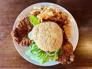 Burger Babi Jumbo Ini Bikin yang Melihatnya Auto Kenyang Burger Babi Jumbo Ini Bikin yang Melihatnya Auto Kenyang