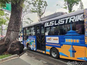 Kesan Warga soal Bus Listrik yang Kembali Mengaspal di Bandung Kesan Warga soal Bus Listrik yang Kembali Mengaspal di Bandung