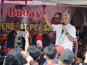 Beri Gamelan ke Seniman, Ganjar Harap Seni Budaya Sumut Makin Berkembang
