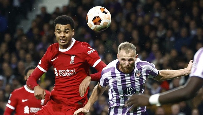 Soccer Football - Europa League - Group E - Toulouse v Liverpool - Stadium Municipal de Toulouse, Toulouse, France - November 9, 2023 Liverpools Cody Gakpo in action with Toulouses Mikkel Desler REUTERS/Stephane Mahe