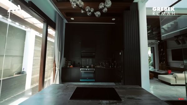 Potret Dapur Rachel Vennya yang Serba Hitam dan Vibes Bali