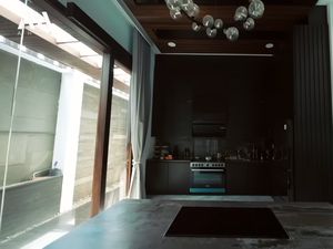 Potret Dapur Rachel Vennya yang Serba Hitam dan Vibes Bali