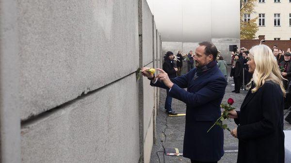 Ornamen Mawar Jadi Peringatan Runtuhnya Tembok Berlin