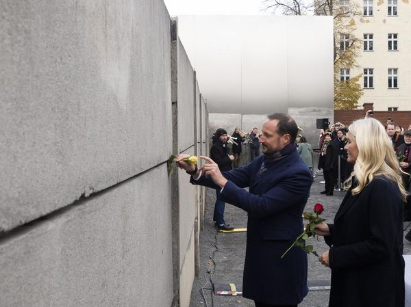 Ornamen Mawar Jadi Peringatan Runtuhnya Tembok Berlin
