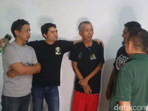 Tangis Haru Enuh Nugraha Lulusan ITB Kala Dijemput Teman Kuliah Tangis Haru Enuh Nugraha Lulusan ITB Kala Dijemput Teman Kuliah