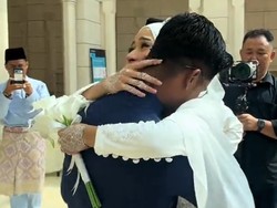 Viral Pria Peluk Erat Pengantin Wanita Saat Menikah, Ini Cerita di Baliknya