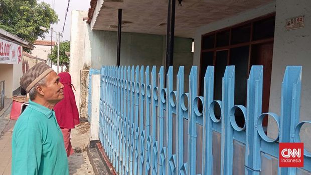 Asep menunjukkan rumah yang pernah ditinggali oleh Kepala Staf Angkatan Darat (KASAD), Jendral Agus Subiyanto, di RT 2 RW 10, Kelurahan Baros, Kecamatan Cimahi Tengah, Kota Cimahi, Jumat (10/11/2023).